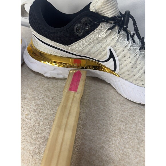 Nike Women’s React Infinity Run Flyknit 2 Black Metallic Gold Sz 9.5 - Picture 10 of 15